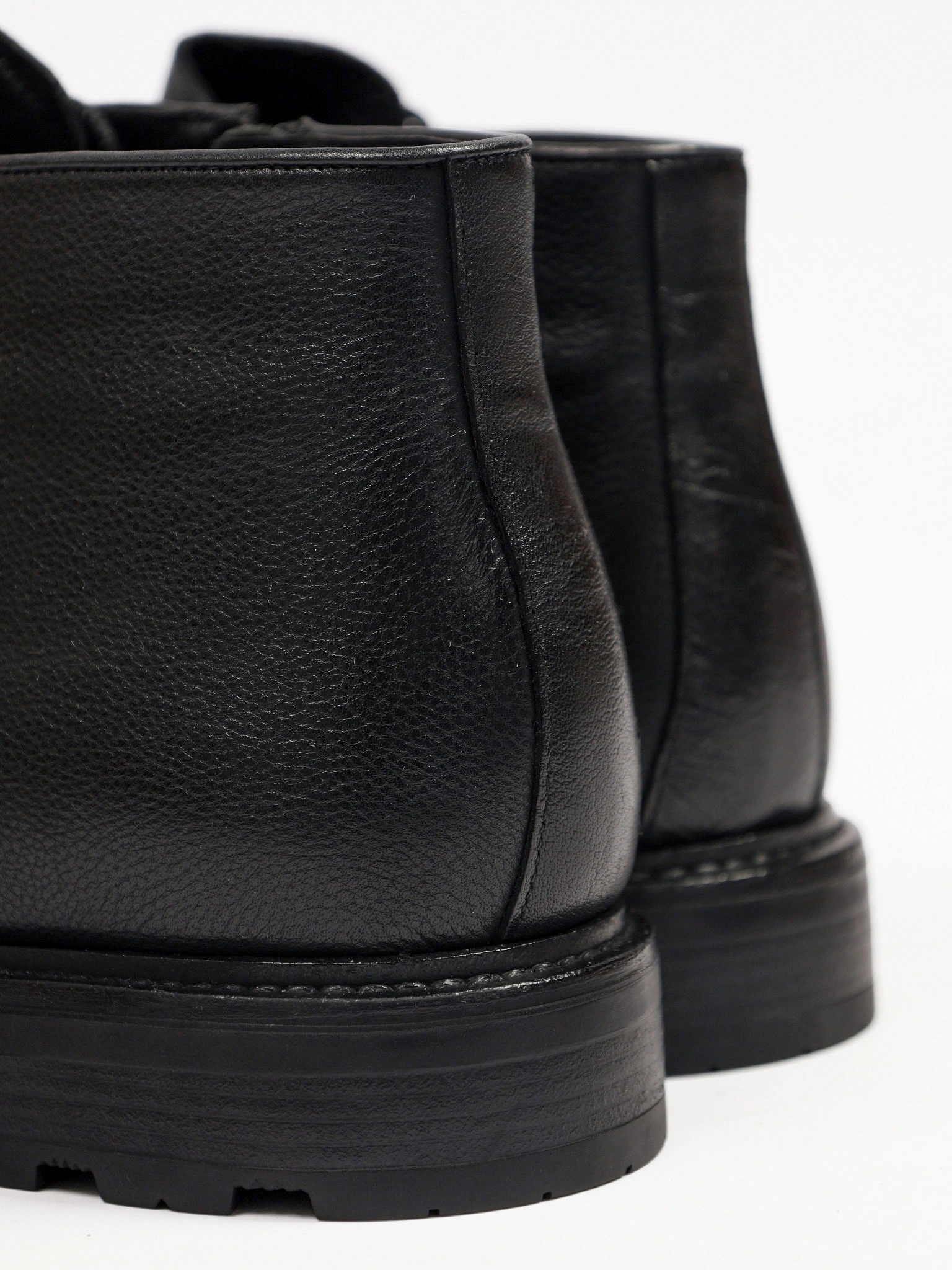 Ботинки черного цвета на рельефной подошве